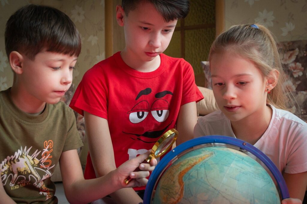 kids, the globe, magnifying glass-7024409.jpg