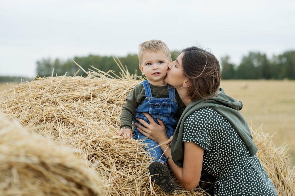 kiss, motherhood, family-6684962.jpg